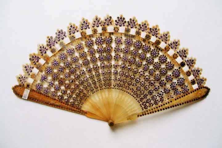 No Oriente, ele chegou a ser usado até para afastar o povo do soberano quando este saía a passeio. Esse objeto era um sinal de poder e dignidade, sendo usado em bailes de máscaras no Japão e em cerimônias tradicionais.  Reprodução: Flipar