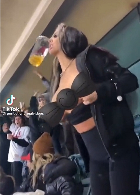 Em janeiro de 2022, um caso terminou em quebra-pau depois que uma mulher resolveu fazer topless enquanto segurava um copo de cerveja com a boca durante um evento de motocross, nos Estados Unidos. 