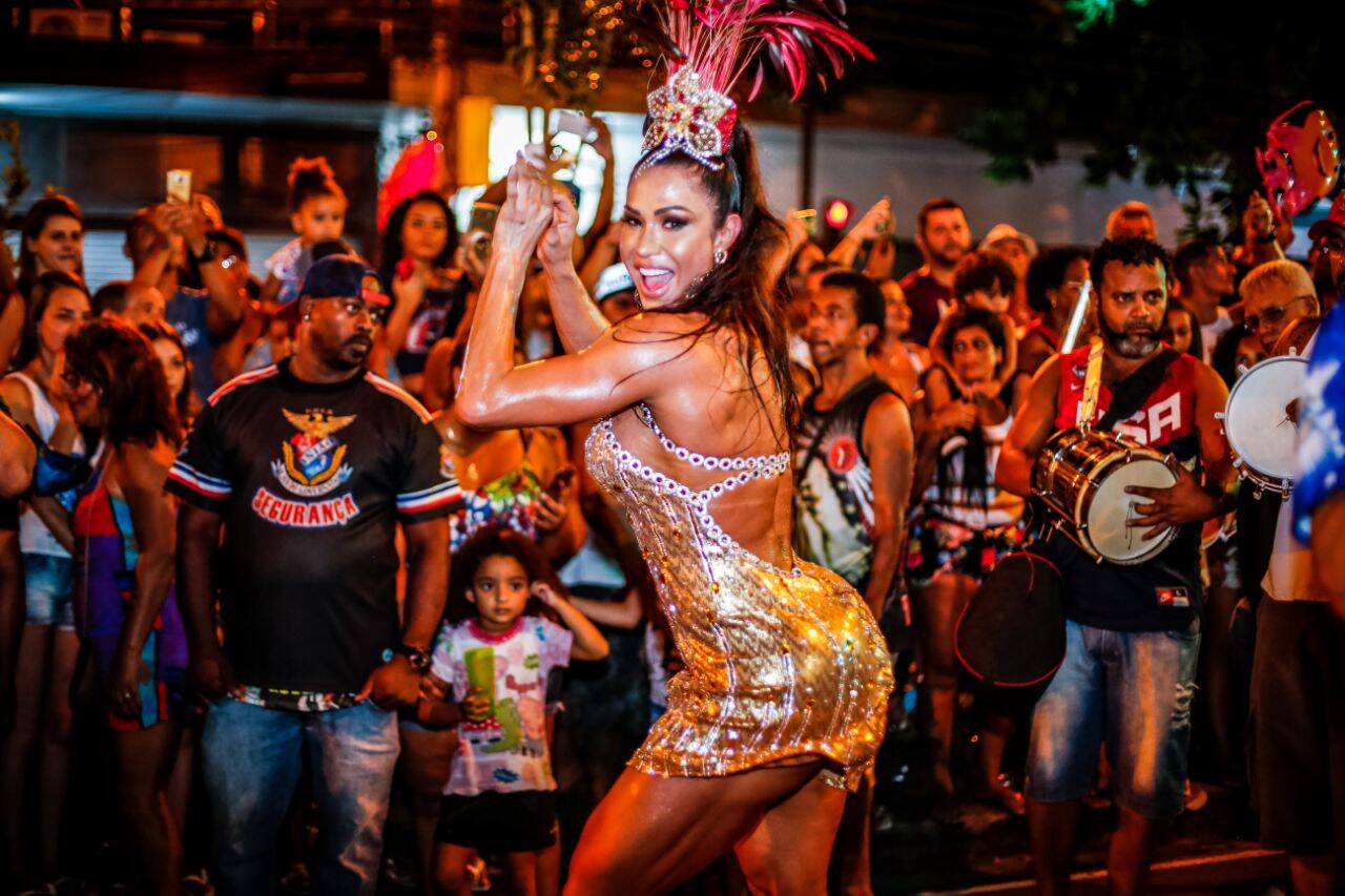 Rainha de bateria Gracyanne Barbosa em ensaio de rua da escola de samba "União da ilha". Foto: Divulgação