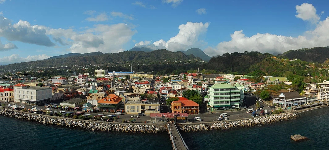 Dominica - País insular montanhoso, no Caribe, tem florestas e fontes térmicas. O Lago Boiling tem vulcão e é coberto de vapor, no Parque Morne Trois Pitons. A capital Roseau tem casas coloridas de madeira e jardins botânicos.  Reprodução: Flipar