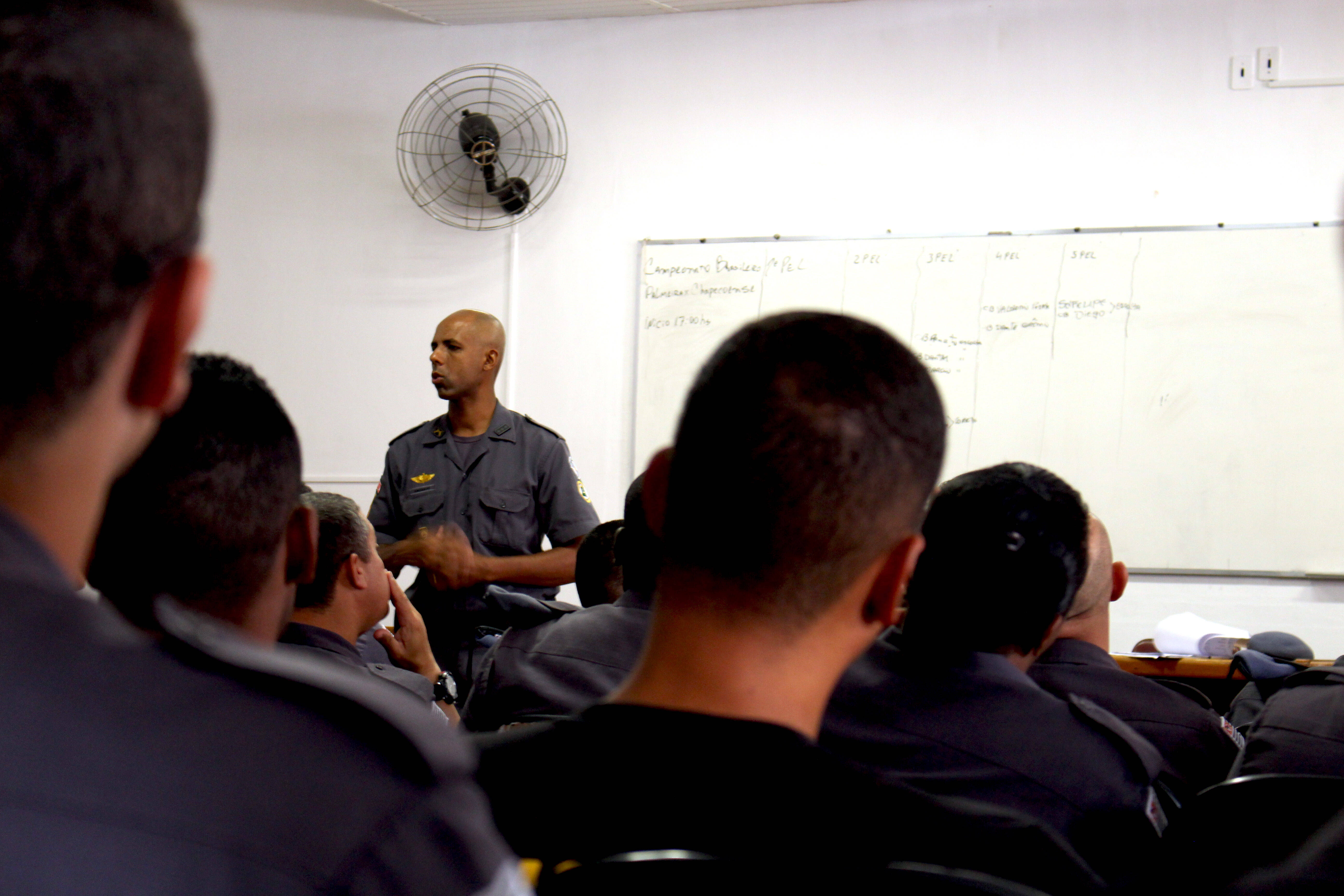 Em seguida, capitão Arcanjo faz a preleção, com orientações sobre o trabalho no estádio e a escala de qual policial ocupará cada posto. Foto: Aretha Martins