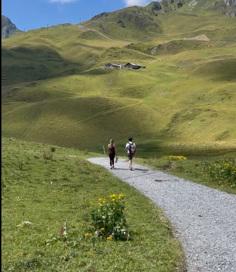 A influenciadora digital fazendo uma caminhada nos Alpes Suíços Instagram/@annemariehagerty