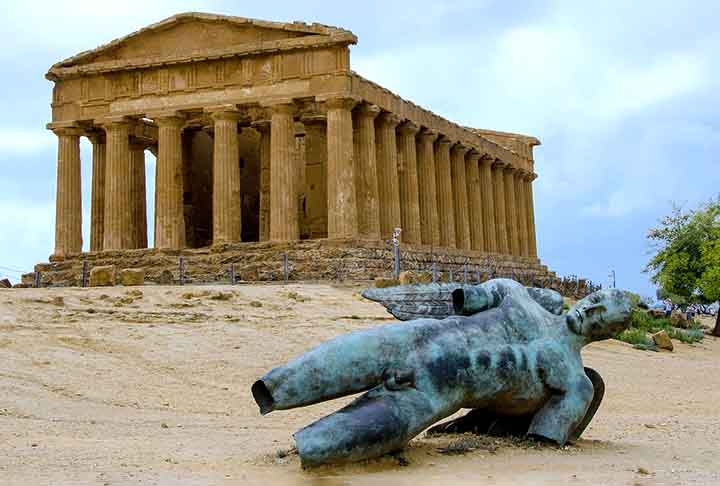 5) Agrigento, Itália: Localizada na região da Sicília, na Itália, Agrigento é conhecida por seu extenso e bem preservado sítio arqueológico da antiga cidade grega de Akragas. Fundada no século 6 a.C., foi uma das cidades mais importantes do mundo grego antigo. Reprodução: Flipar