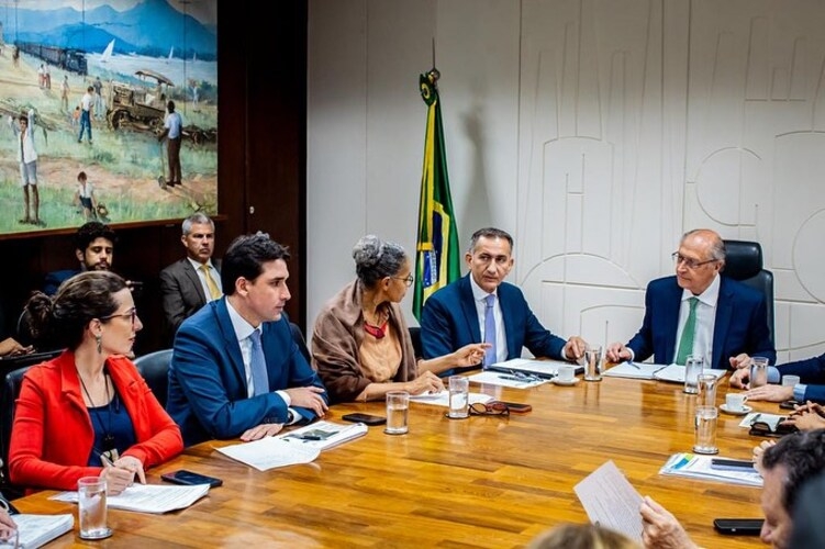 O governo federal anunciou o envio de 149 brigadistas do Instituto Brasileiro do Meio Ambiente (Ibama) e do Instituto Chico Mendes de Conservação da Biodiversidade (ICMBio).O intuito é para auxiliar no combate a incêndios florestais no Amazonas.