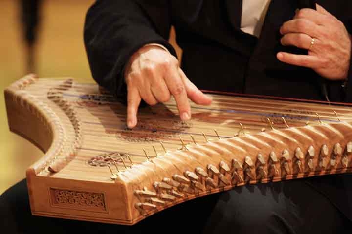 Hoje o saltério está presente em música sacra e erudita, além de música folclórica em regiões da Europa e do Oriente Médio, valorizado por seu som meditativo. Reprodução: Flipar