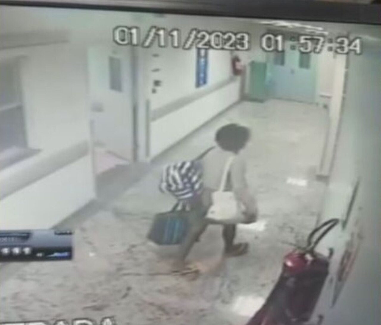 Na câmera de segurança foi possível ver uma mulher saindo da enfermaria com três bolsas grandes, à 1h57.
