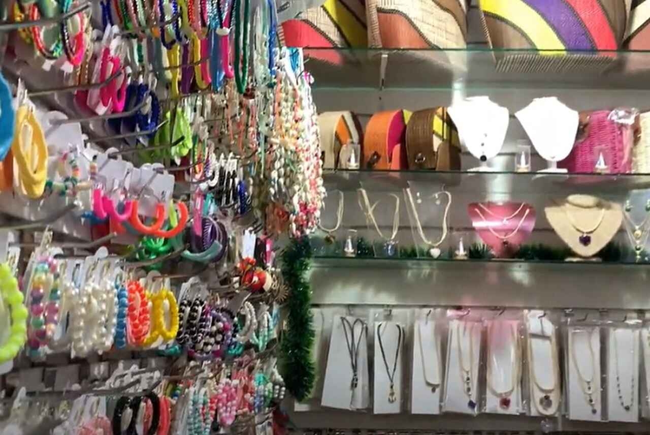 O artesanato também é uma das marcas de Maceió, com peças como a renda de filé, transmitida de geração em geração, e outros produtos artesanais vendidos no Mercado do Artesanato, na Feirinha da Pajuçara e no Pavilhão da Pajuçara. Reprodução: Flipar