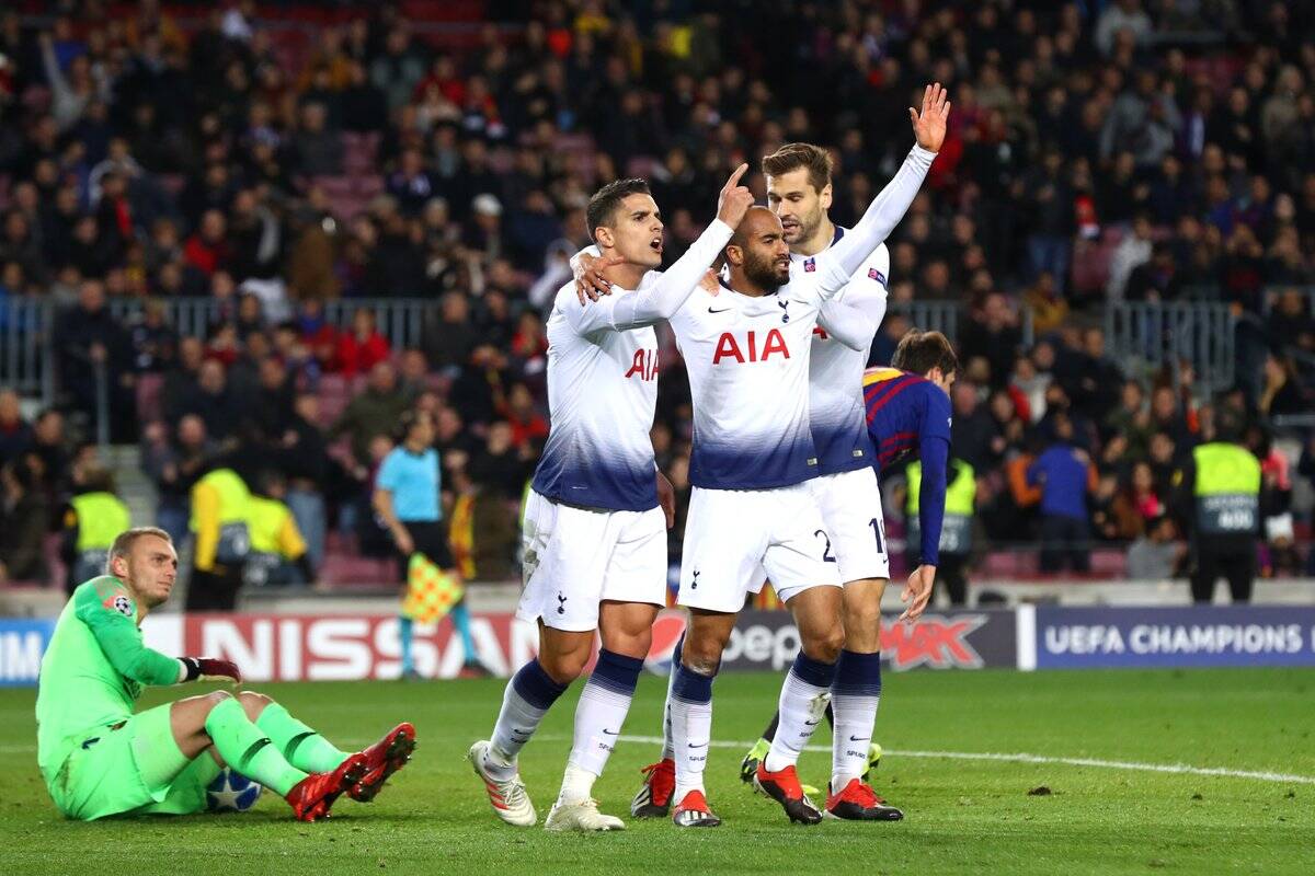 Lucas Moura comemora com seus companheiros o gol do Tottenham diante do Barcelona que garantiu o time inglês nas oitavas de final da Liga dos Campeões