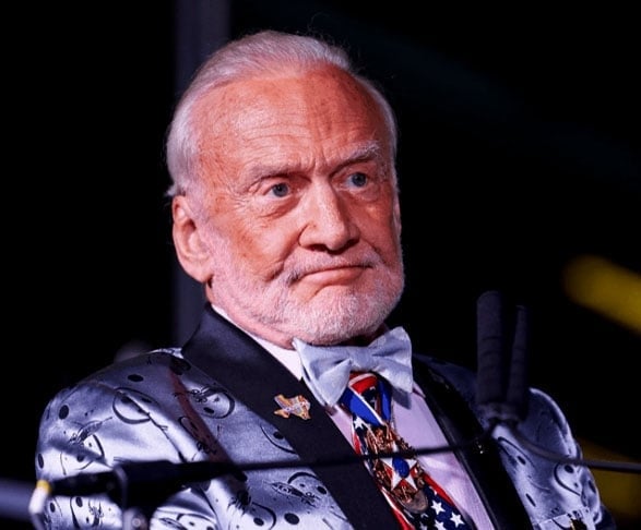 Uma curiosidade é que o nome do personagem Buzz se deve ao astronauta americano Edwin Eugene Aldrin Jr, conhecido como Buzz Aldrin, que fez 94 anos  em 20/1/2024.  Reprodução: Flipar