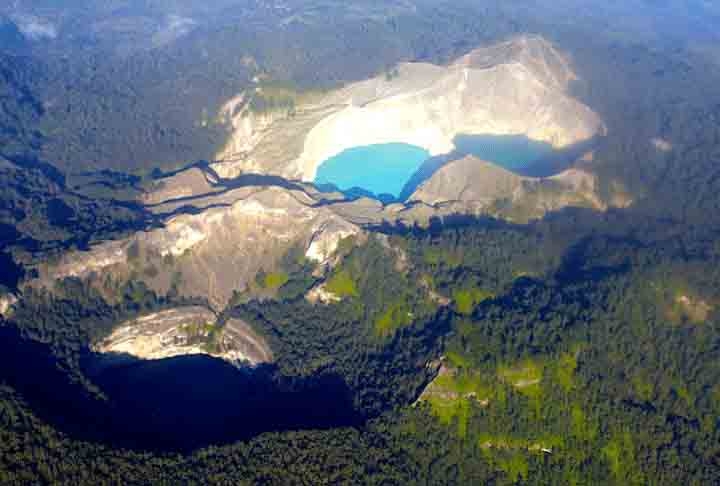 Lagos de Monte Kelimutu, Indonésia: Localizados na ilha de Flores, no Parque Nacional Kelimutu, esses lagos vulcânicos são conhecidos por suas cores vibrantes e mutáveis, que criam um espetáculo visual impressionante. Reprodução: Flipar