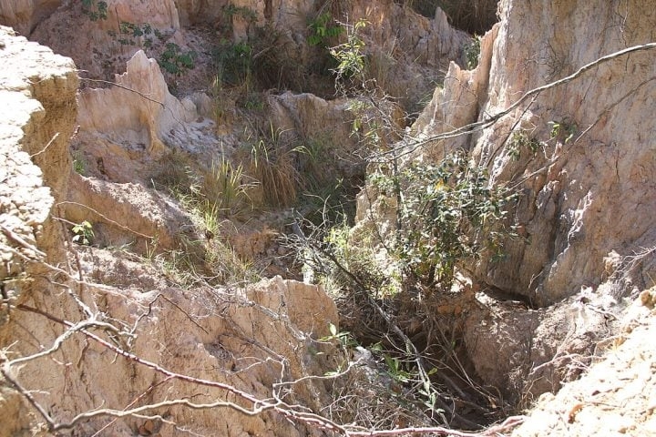 Estudiosos ainda investigam as conexões entre o impacto e a liberação de grandes volumes de petróleo e gás natural armazenados em camadas sedimentares da Bacia do Paraná, o que poderia ter agravado o aquecimento global da época. Reprodução: Flipar