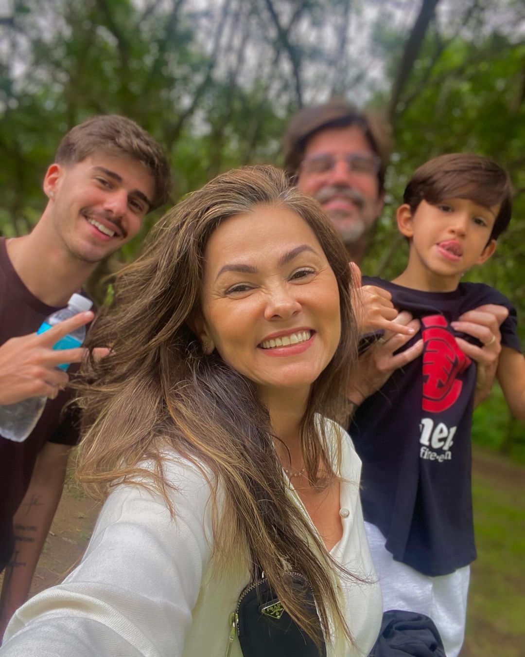 Suzana Alves  com o marido, Flávio Saretta, o enteado, Felipe Saretta e o filho, Benjamin Reprodução/Instagram