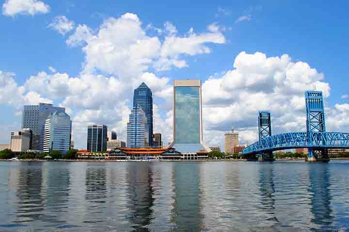 A capital é Tallahassee, cidade localizada no norte próximo à fronteira com a Geórgia. Mas as três maiores cidades são Miami, Jacksonville (foto) e Tampa.
 Reprodução: Flipar