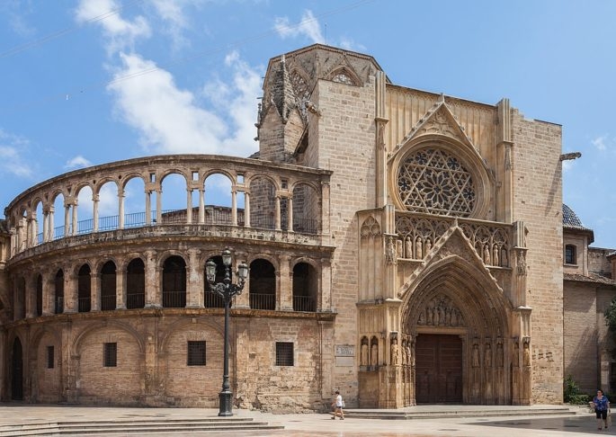 Outro ponto de destaque é a Catedral de Valência, que mistura estilos gótico, românico e barroco, e onde, segundo a tradição, está guardado o Santo Graal. Reprodução: Flipar