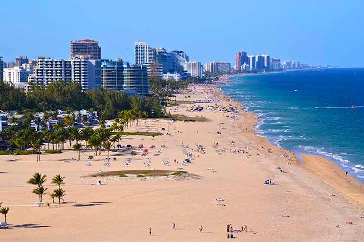 A cidade de Fort Lauderdale, na costa sudeste, é famosa por seus canais de navegação que a tornaram conhecida como a “Veneza americana”. Próxima a Miami, tem um dos portos de cruzeiros mais movimentados do continente. 


 Reprodução: Flipar