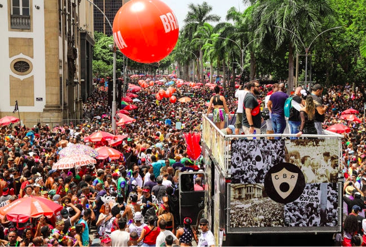 Inclusive, os próprios responsáveis pelo bloco o auto-intitulam “o maior bloco de Carnaval do mundo”, o que acabou criando uma rivalidade com o Galo da Madrugada, o mais tradicional de Recife. Reprodução: Flipar