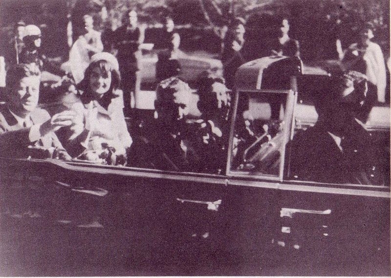 A cena do assassinato, quando Kennedy é atingido por um tiro na cabeça e a mulher levanta para coletar parte de seu cérebro, é uma das mais vistas da história. Na foto, Kennedy e Jaqueline momentos antes do crime.  Reprodução: Flipar