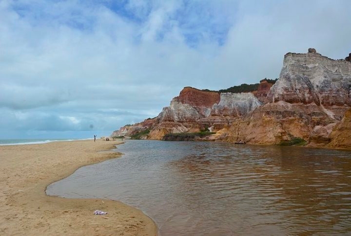 Falésias da Praia do Gunga: São um dos principais pontos turísticos do estado de Alagoas, no Brasil. Elas estão localizadas no município de Roteiro, a cerca de 35 quilômetros da capital, Maceió. Reprodução: Flipar