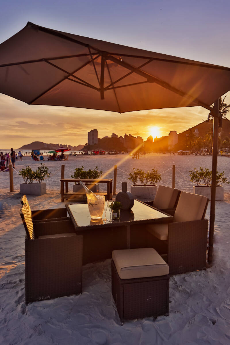 Beach Lounge oferece bangalôs e ombrelones. Foto: Divulgação
