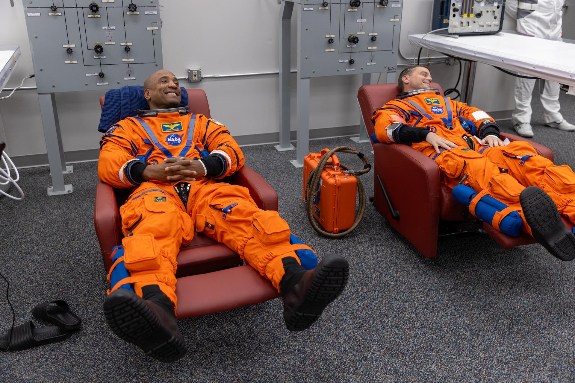 Os astronautas Victor Glover e Reid Wiseman fazem checagem do traje espacial no Kennedy Space Center, durante simulação do dia do lançamento da Artemis II.. Foto: NASA/Glenn Benson