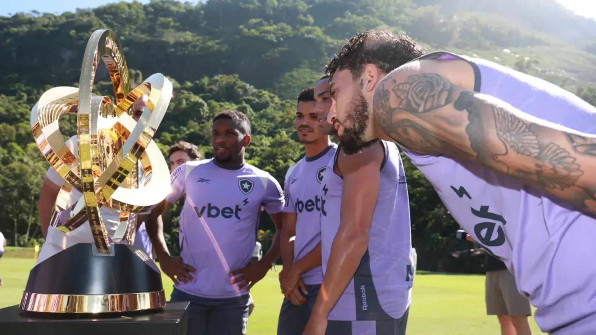 Botafogo recebe a taça do Mundial de Clubes. Foto: Fifa/Divulgação