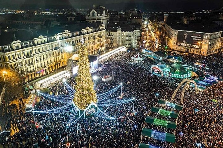 O Natal, por diversos motivos , é uma das épocas do ano mais celebradas em muitos países. E a decoração típica valorizada por uma iluminação especial chama atenção.  Reprodução: Flipar