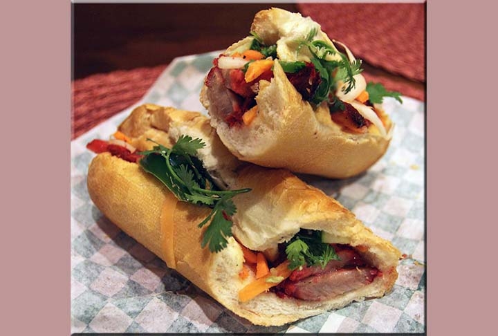 Banh Mi: uma espécie de sanduíche feito com baguete do Vietnã abarca diversos recheios, como salsicha de porco, coentro, pepino e cenouras e daikon. Também é possível encontrar variações doces desse sanduíche, no qual o recheio salgado pode ser substituído por sorvete. Reprodução: Flipar