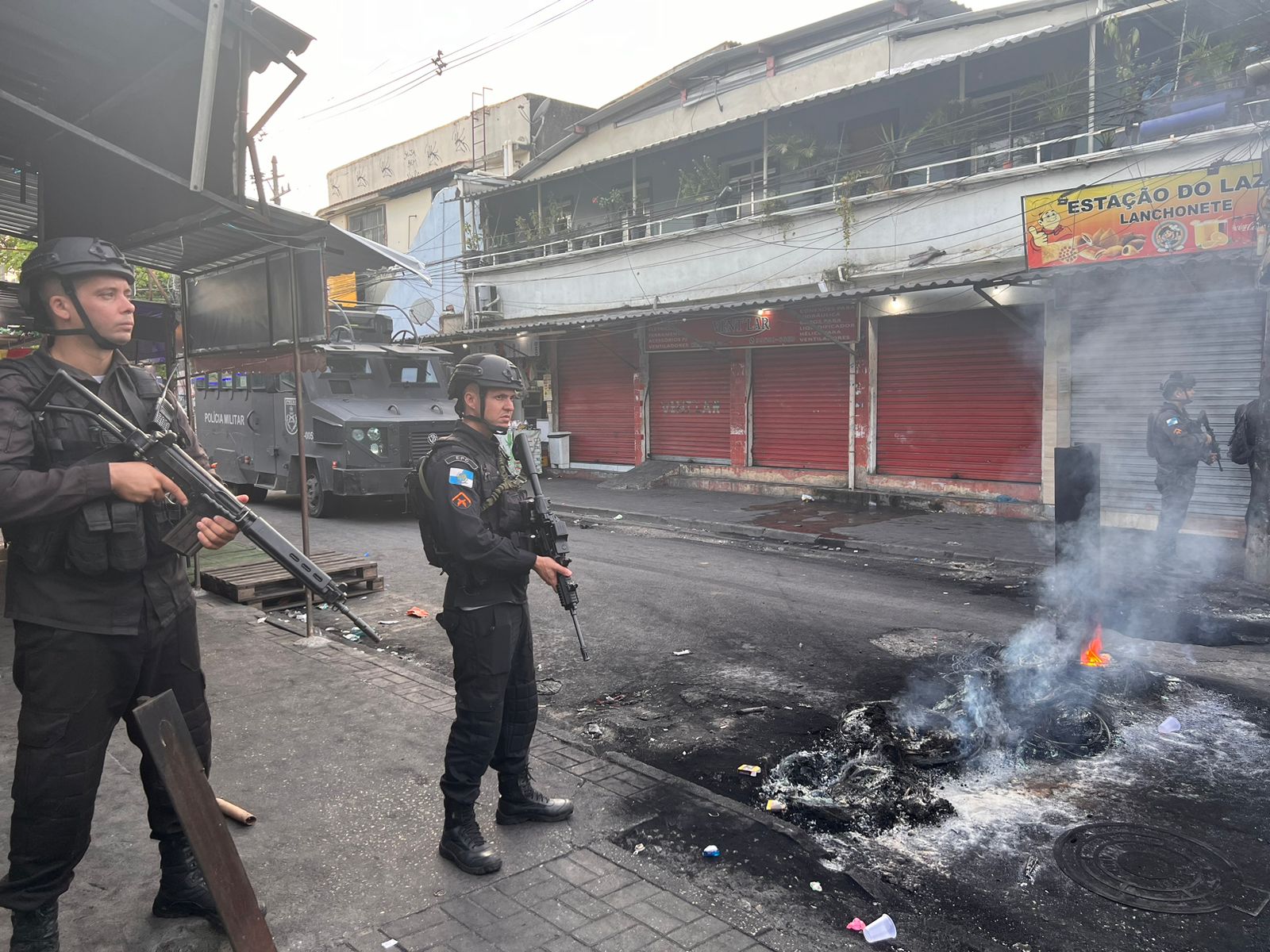 Na Cidade de Deus, equipes policiais estão removendo barricadas em chamas dos acessos à comunidade.. Foto: Reprodução/Redes Sociais (@PMERJ)