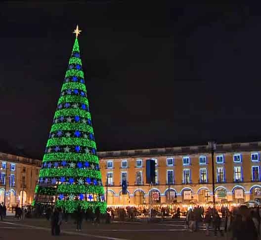 Em Lisboa, as árvores de Natal são um dos principais símbolos da quadra natalina, podendo ser encontradas em vários locais, desde públicos e privados. Reprodução: Flipar