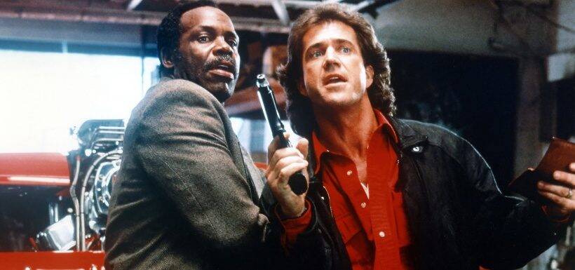 “Máquina Mortífera 2” (1989):  A dupla Martin Riggs (Mel Gibson) e Roger Murtaugh (Danny Glover), está tentando combater um traficante de drogas e foram escolhidos para proteger Leo Getz, um contador que admitiu estar fazendo negócios com os sul-africanos. Foto: Reprodução