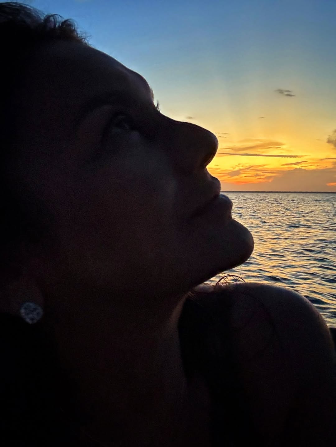 Dira Paes contempla natureza. Foto: Reprodução Instagram @dirapaes