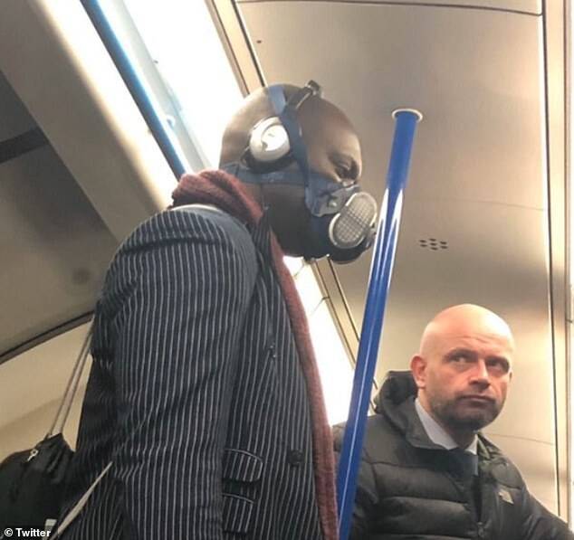 Homem é flagrado em metrô com máscara de gás para evitar coronavírus. Foto: Reprodução/Twitter