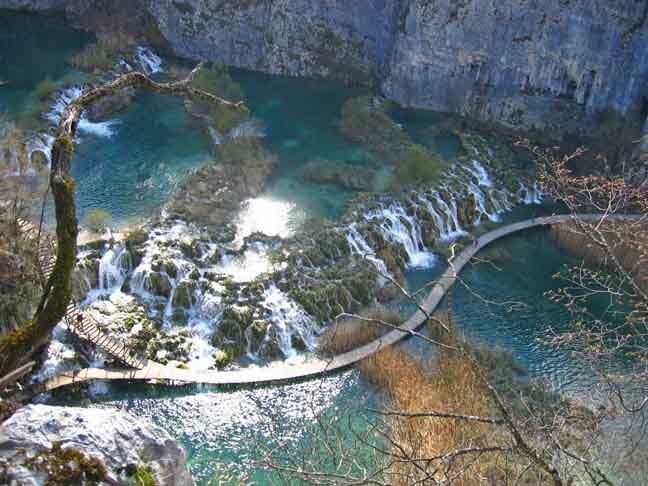5º - Plitvice Lakes National Park (Croácia) - 7.29 - É um dos maiores e mais antigos parques nacionais da Croácia. Em 1979,  foi inscrito na lista do Patrimônio Mundial da UNESCO, devido à sua notável e pitoresca série de lagos calcários e cavernas, conectados por cachoeiras. Reprodução: Flipar