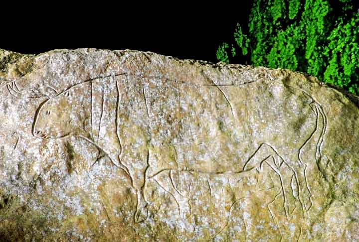 Esse período também teve produções artísticas, destacando-se as pinturas rupestres e pequenas obras de escultura. A arte pré-histórica pode ser parte do registro cotidiano do homem bem como ter finalidades ritualísticas.  Reprodução: Flipar