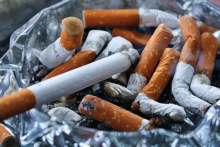 O cigarro é o mais amplamente associado a riscos de saúde, como câncer, doenças cardiovasculares e respiratórias. A inalação direta e contínua da fumaça aumenta significativamente o risco de doenças pulmonares, como enfisema e bronquite crônica, além de doenças cardíacas.
 Reprodução: Flipar