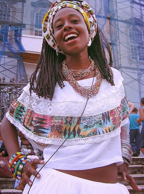 Além da música e das novidades dos trios elétricos, o Carnaval de Salvador reflete a história e a cultura da Bahia, que tem a maior parte da população composta por pessoas negras e de origem africana. Reprodução: Flipar