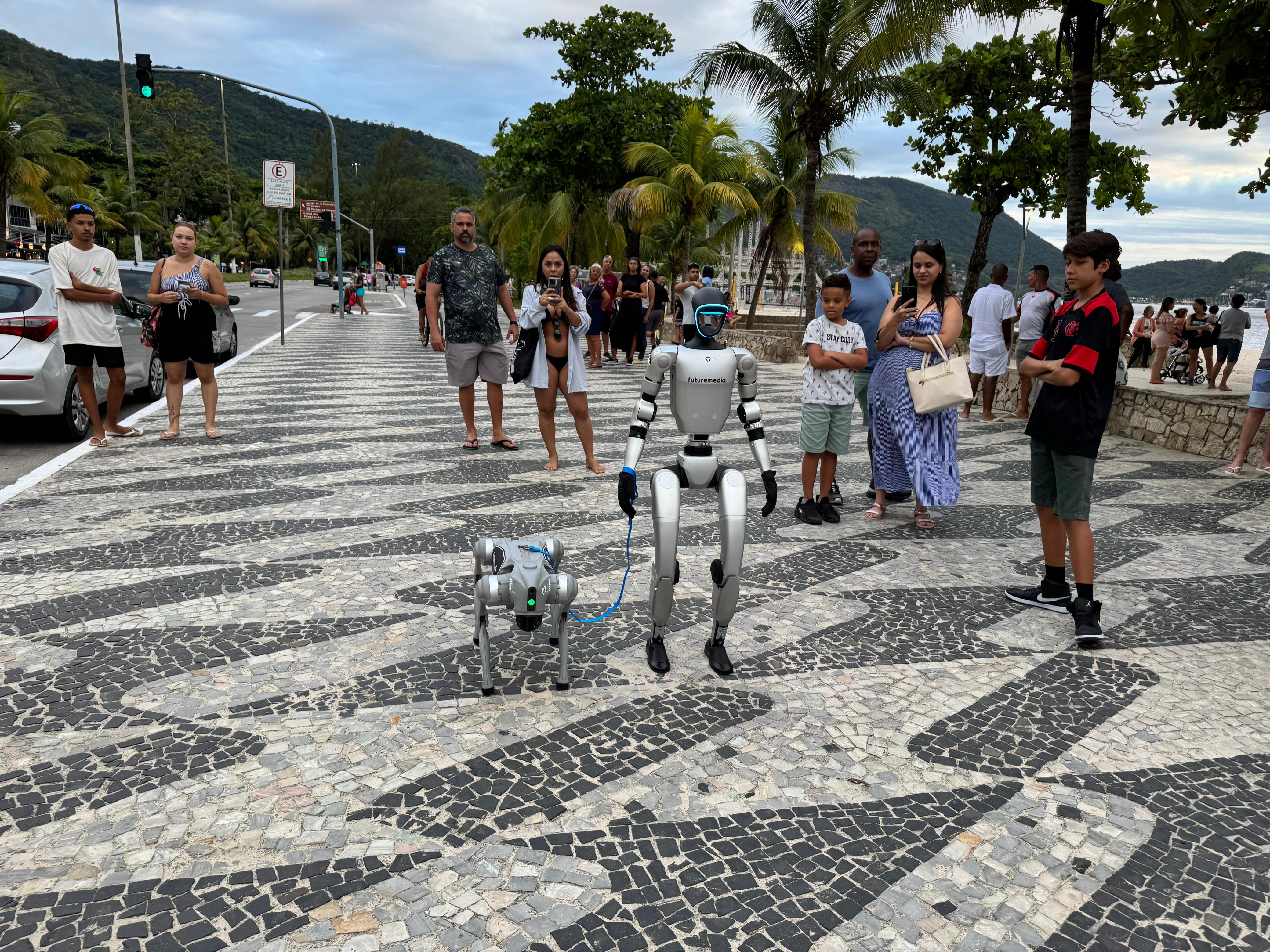 Robô humanoide passeando com o cachorro robótico vira atração em Niterói (RJ) Marcio Melo