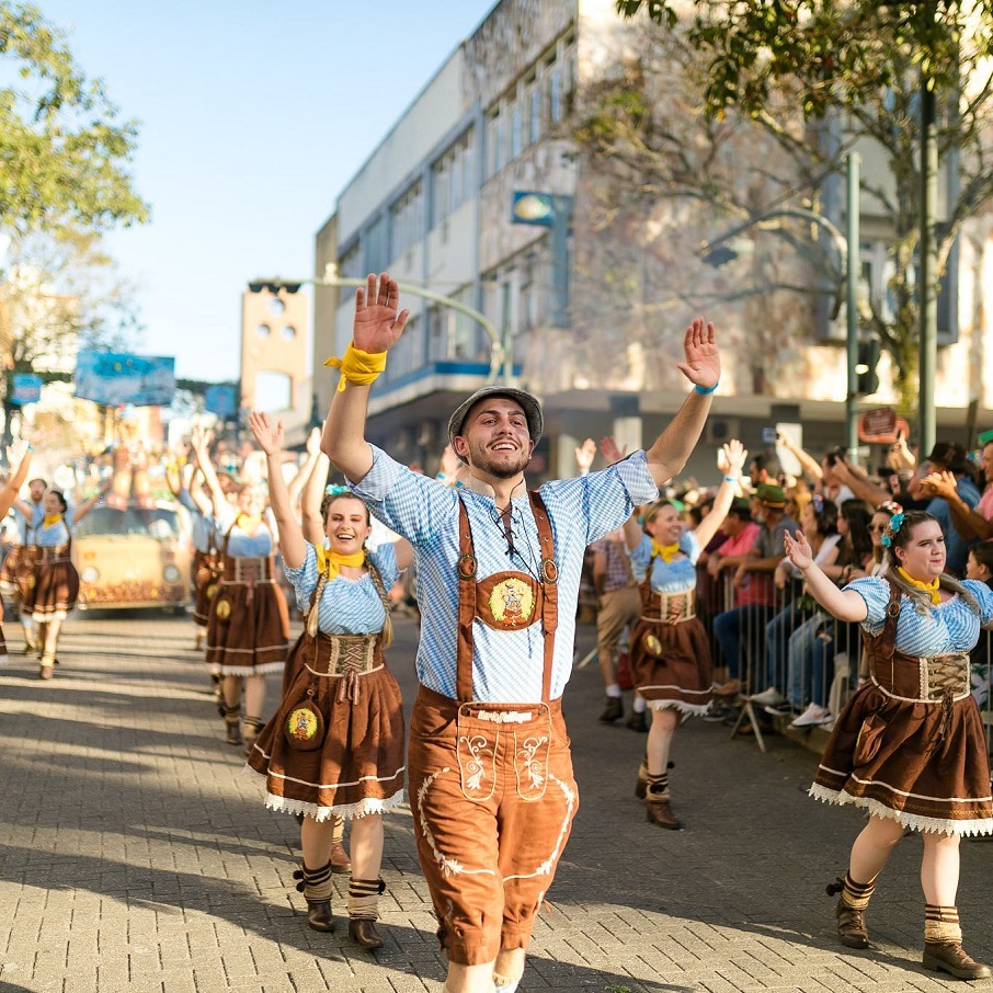 O tradicional desfile típico na Oktoberfest Blumenau, em Santa Catarina. Foto: Reprodução/Instagram 26.05.2023