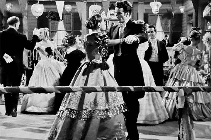 O seu primeiro prêmio na categoria Melhor Figurino foi em 1950, pelo filme “Tarde Demais”, de William Wyler, e que também teve Olivia de Haviland laureada com a estatueta de Melhor Atriz.
 Reprodução: Flipar