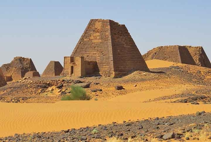 Sudão (África) - Ocupa 1,8 milhão de km² e tem 45 milhões de habitantes. Sua economia se baseia em agricultura e recursos minerais. Destaca-se pelas pirâmides de Meroé, um fascinante sítio arqueológico. Por sinal, Sudão impressiona por ter maior quantidade de pirâmides do que o Egito.  Reprodução: Flipar