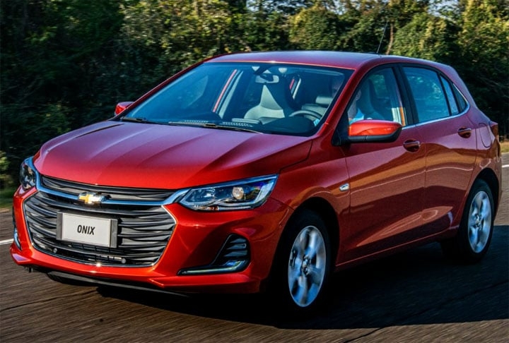 O Onix ocupa os dois primeiros lugares da lista dos carros mais econômicos. Ambos contam com o mesmo conjunto de motor e câmbio e as versões de entrada apresentam dados de consumo bastante similares. Reprodução: Flipar