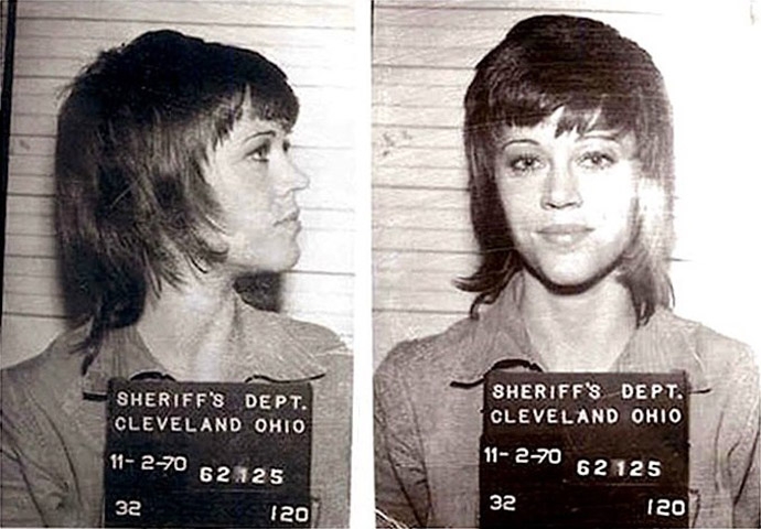 Jane Fonda - A atriz foi presa várias vezes, em 2019, por participar de protestos políticos. Mas já tinha um precedente: em 1970, foi pra cadeia após chutar um policial durante uma manifestação.  