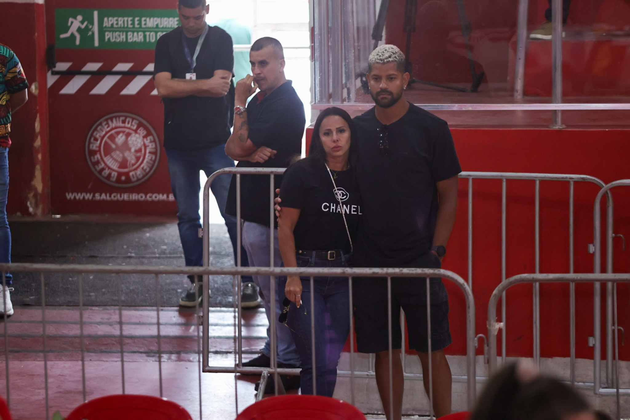 Viviane Araújo se despede de Quinho do Salgueiro. Foto: Anderson Borde/AgNews