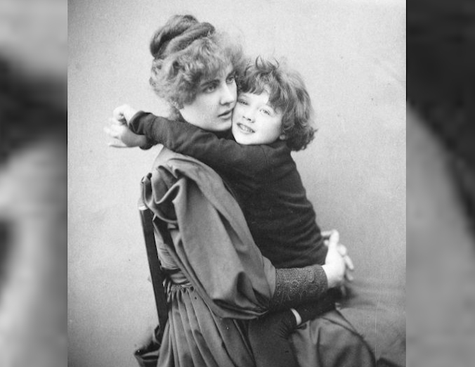 Mesmo sendo homossexual, Wilde chegou a se casar. Ele e Constance Lloyd tiveram dois filhos. Na foto, Constance com Cyril, que morreria aos 29 anos na Primeira Guerra Mundial.  Reprodução: Flipar