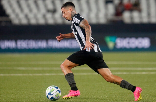 HUGO - Melhorou o lado esquerdo do Botafogo, algo que não era tão difícil devido à inoperância de Marçal - NOTA: 6,0 - Foto: Vitor Silva/Botafogo