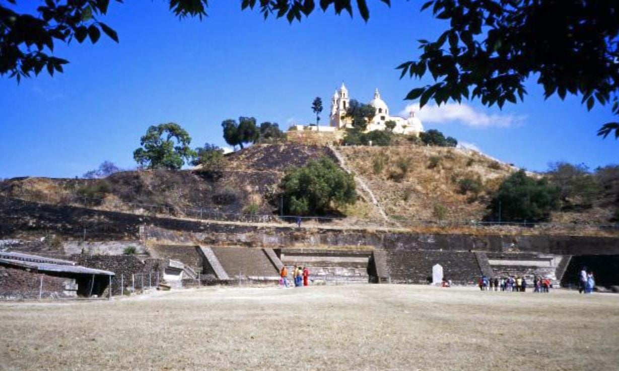 Você sabia que a  maior pirâmide do planeta não fica no Egito, mas sim no México? Pois é, ela é a Pirâmide de Tepanapa ou de Cholula, e fica localizada na cidade de Puebla. Reprodução: Flipar