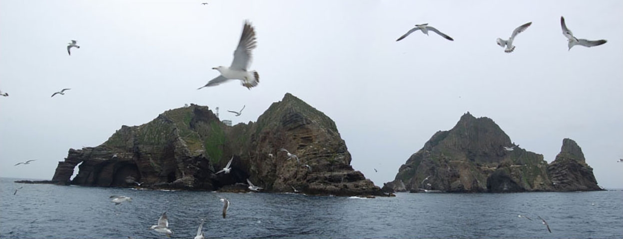 Por outro lado, o Japão também reivindica a soberania sobre as chamadas Ilhas Dodko, onde ficam os Rochedos de Liancourt, hoje pertencentes à Coreia do Sul.  A região tem importante valor ecológico.  Reprodução: Flipar