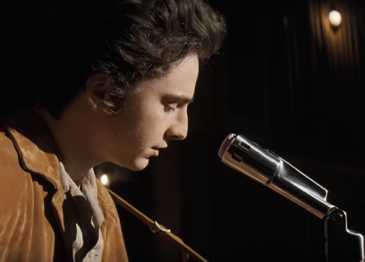 A elogiada perfomance do ator Timothée Chalamet no filme “Um Completo Desconhecido” (2024), em que interpreta o astro Bob Dylan, pode levá-lo a participar de show em tributo ao múltiplo artista norte-americano. 
 Reprodução: Flipar