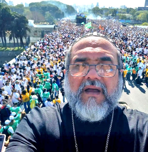 Kelmon é baiano, da cidade de Acajutiba. Nascido em 21/10/1976, está com 45 anos e, curiosamente, já foi filiado ao PT, partido que ele passou a combater. Hoje, ele diz que se arrepende muito disso. 
