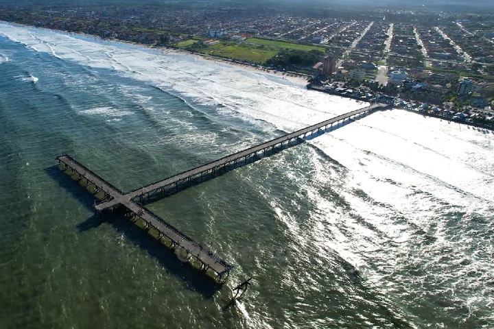 O local é propício para caminhadas e atividades ao ar livre. A foz do rio Mongaguá deságua na praia, criando um cenário pitoresco e atraindo pescadores locais. Reprodução: Flipar